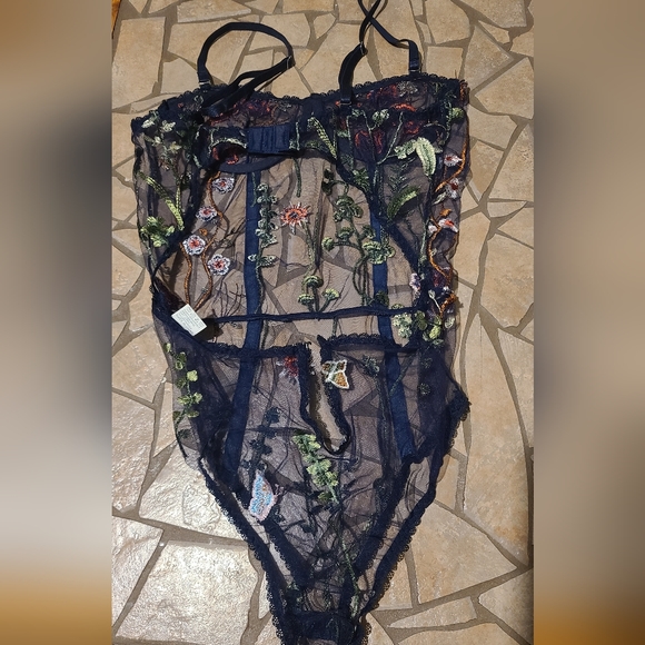 Embroidered sheer mesh bodysuit - Picture 4 of 5